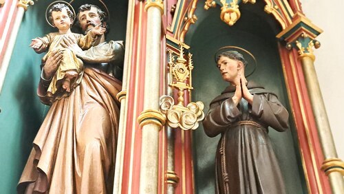 In der Kirche Villach St.Nikolai befindet sich eine Statute des hl. Paschal Baylon beim Josefsaltar.<br />
Foto: P. Emmanuel-Maria Fitz OFM