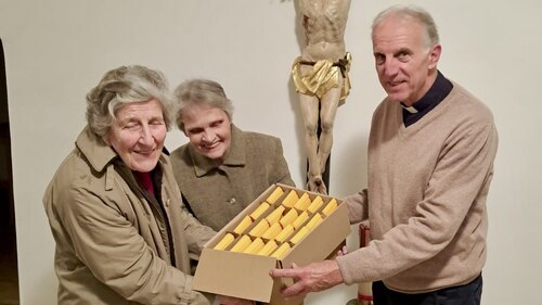 <br />
Christa Ritzmann und Hildegard Reichmann freuen sich über den Kauf des 60. Kartons. (Foto: Erwin Gatschacher)