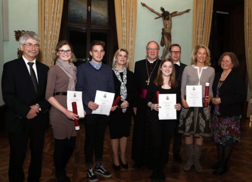 Die Preisträger Wilfing, Pirker, Grillitsch und Henckel Donnersmarck (Mutter stellvertretend für Tochter) mit Bischof Schwarz, FI Boschitz, LSI Traußnig, Juryvors. Kopp und Schulamtsleiterin Leitner.  (© Foto: Pressestelle/Höher)