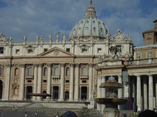 San Pietro in Vaticano ist die Grabeskirche des Apostels Petrus und weit mehr als ein Dom. Der Petersdom mitten in Rom ist das zentrale Heiligtum der römisch-katholischen Kirche. (© Foto: Jakl)