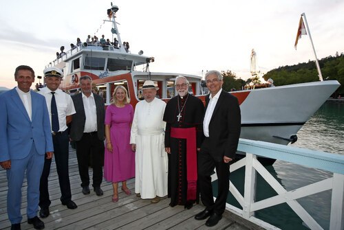 Bischof Marketz mit Dompfarrer Peter Allmaier, Kapitän, Pfarrer Josef Allmaier, Organisatorin Iris Binder,und Domkapellmeister Thomas Wasserfaller (v. r.) bei der 69. Marienschiffsprozession auf dem Wörthersee Foto: Diözesan-Pressestelle/Eggenbergerrschrift (Bildrechte sind zwingend anzugeben!)