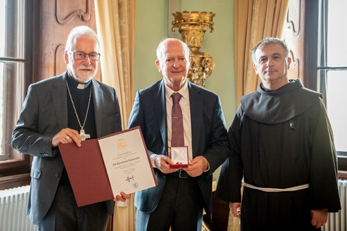 Reinhold Schneider wird mit der goldenen Cäcilien-Medaille ausgezeichnet.<br />
Foto: Diözesan-Pressestelle/Assam