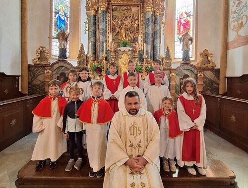 Pfarrer Martin sowie Volksschüler und Ministranten anlässlich der Sonntagsmesse am 14. April 2024. (Bild: Sonja Kucher).