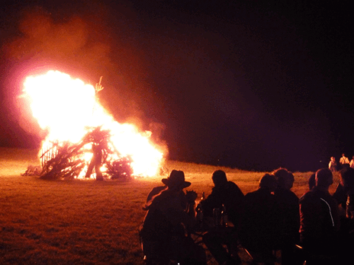 Bald lodern die Flammen in nächtlicher Luft und trotzen dem Dunkel. (© Foto: UM)