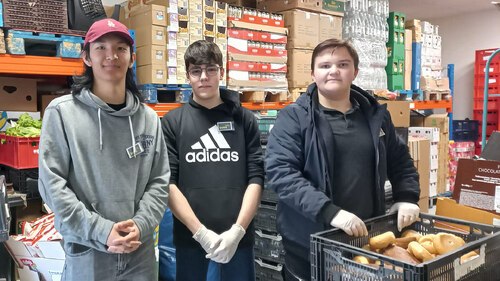 Schüler waren auch Mitarbeiter im Sozialmarkt (Foto: Gymnasium St. Ursula)