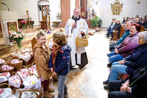 Bei den <strong>Speisesegnungen </strong>kommen stets viele Familien mit Kindern: <a  data-cke-saved-href=“https://www.kath-kirche-kaernten.at/pfarren/detail/C3258/segnung-der-osterspeisen9“ href=“https://www.kath-kirche-kaernten.at/pfarren/detail/C3258/segnung-der-osterspeisen9“ target=“_blank“>https://www.kath-kirche-kaernten.at/pfarren/detail/C3258/segnung-der-osterspeisen9</a> - Foto: © Georg Brandstätter