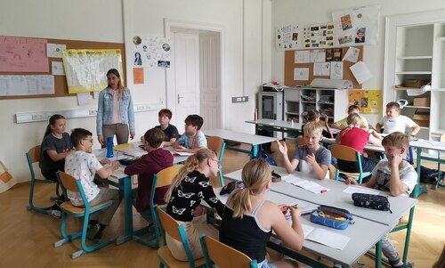 Die Erziehung und Bildung junger Menschen bildet einen wichtigen Schwerpunkt der Katholischen Kirche Kärnten.<br />
(Im Bild: Schülerinnen und Schüler der 1b-Klasse des Stiftsgymnasiums St. Paul/Lav. beim fächerübergreifenden Projektunterricht „Musimathik“);<br />
Foto: Stiftsgymnasium St. Paul/Lav.