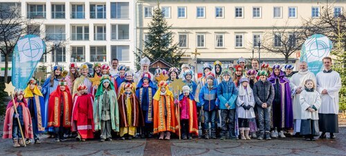 Bischof Marketz eröffnet gemeinsam mit SternsingerInnen aus Kärnten das Heilige Jahr in der Diözese Gurk. Foto: jungeKirche/Matthias Trinkl