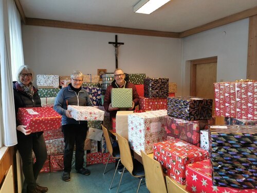 Pfarrer Johannes Biedermann freut sich mit Initiatorin Gerlinde Gasser und deren Mann Fredi über die vielen Geschenkpakete für die Ukraine. Foto: Pfarre Landskron