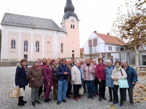 Pfarrprovisor Suresh Meriga im Kreise der Pfarrgemeinschaft Kranzlhofen (Pfarre)