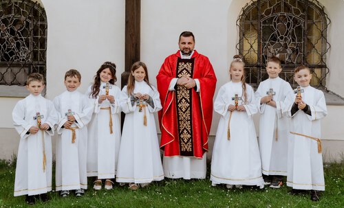 Unsere sieben Erstkommunionkinder und Pfarrer Martin. Bild Rebecca FOTO