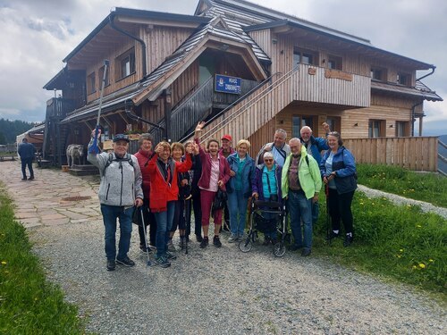 “Mitten im Leben“-Gruppe Welzenegg mit Gruppenleiterin Liselotte Marton (in der Mitte)