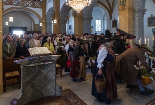 Einzug der Brauchtumsgruppe in die Kirche (© Foto: Mag. Bernhard Wagner)