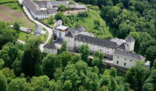 Das Kloster Wernberg, seit 90 Jahren im Besitz der Kongregation der Missionsschwestern vom Kostbaren Blut.<br />
Foto: Kloster Wernberg 