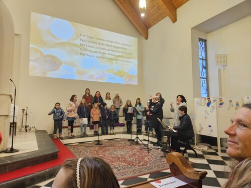 Die Kindergruppe aus Radweg umrahmte gemeinsam mit PAss. Gisela Gsodam und Renate Trsek den Gottesdienst (Foto: privat)