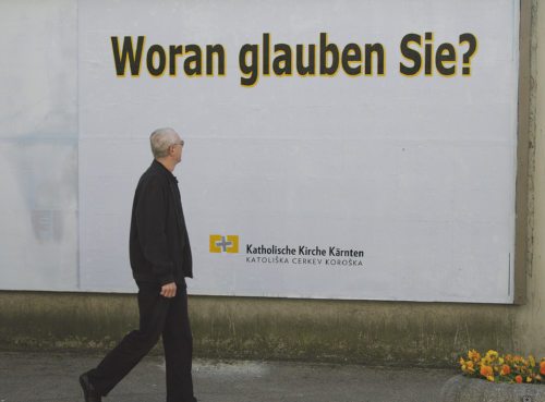 Das Plakat in der Lidmanskygasse 14. (© Foto: Stadtpastoral)