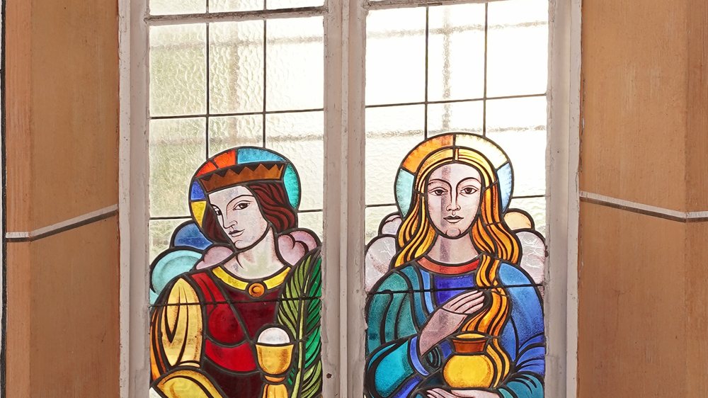 Glasfenster im nördlichen Seitenschiff mit der hl. Barbara (links) und der hl. Maria Magdalena, der zweiten Kirchenpatronin von St. Marein i. Lav. |  © Foto: Erwin Schaflechner
