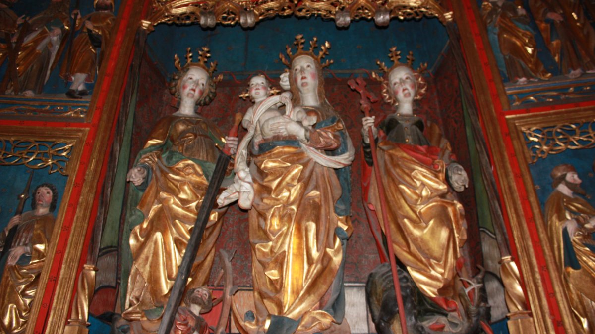 Am Flügelaltar der Taufkapelle in der Stiftskirche Ossiach - Hl. Katharina von Alexandria, Maria und Hl. Margareta von Antiochien (rechts), um 1500. (von JJ55 [Public domain], vom Wikimedia Commons)