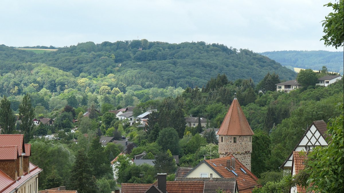 Blick auf den Büraberg von Fritzlar aus (von Hubert Berberich (HubiB) [CC BY-SA 3.0  (https://creativecommons.org/licenses/by-sa/3.0)], vom Wikimedia Commons)