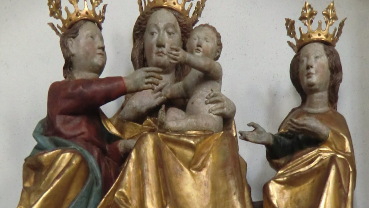 Statue: Die mystische Vermählung von Katharina (links) mit Jesus (dem Kind), rechts Barbara, 15. Jahrhundert, in der Kapuzinerkirche in Schwyz in der Schweiz (© Foto: Joachim Schäfer - <a href="https://www.heiligenlexikon.de">Ökumenisches Heiligenlexikon</a>)